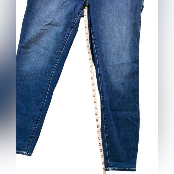 Torrid Medium Wash Super Soft High Rise Sky High Skinny Jeans - Picture 2 of 8